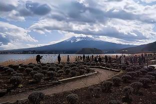 贝蒂斯主场下起“娃娃雨”，将送给贫困儿童当圣诞礼物